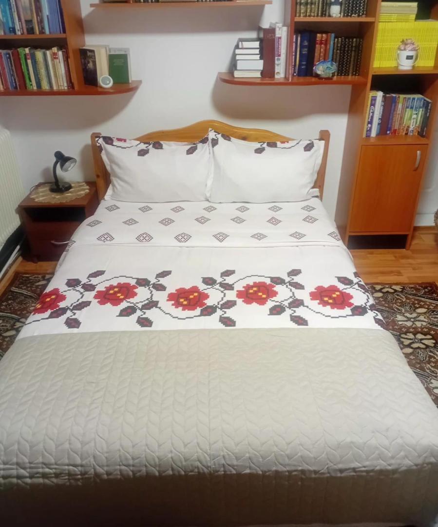 Al doilea dormitor, cu pat dublu și rafturi de cărți