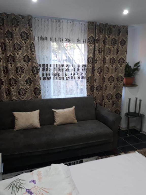 Canapea lângă fereastra cu draperii